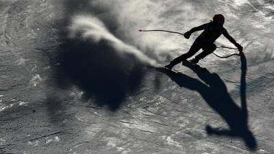 La esquiadora italiana Federica Brignone desciende a contraluz las colinas del FIS Alpine Skiing World Cup en Bansko, Bulgaria. (Autor, Vassil Donev. Fuente, EFE)