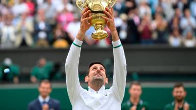 LEYENDA Djokovic posa con el trofeo tras proclamarse campeón en Wimbledon. Foto: Neil Hall
