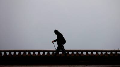 A CORUÑA, 27/12/21.- Un hombre camina bajo la lluvia por el paseo marítimo de A Coruña, en una jornada en la que la Aemet mantiene activos avisos de nivel naranja, riesgo importante, en las costas de A Coruña, Lugo y el litoral occidental asturiano. EFE/Cabalar