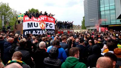 MULTITUD Protesta alrededor de Old Trafford. Foto: DPA EP