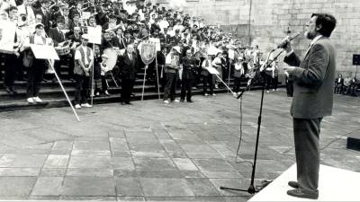 Xosé Luis Bernal ‘Farruco’ se dirige en A Quintana a las formaciones participantes en uno de los grandes festivales del Apóstol. Foto: Archivo ECG