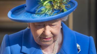 La Reina de Inglaterra, Elizabeth II, luce un traje azul durante su visita a la Watergate House para celebrar el centenario de la Inteligencia británica. (Autor, Facundo Arrizabalaga. Fuente EFE)
