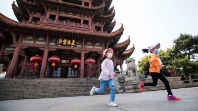 Niños con mascarilla en Wuhan. Foto: Xinhua