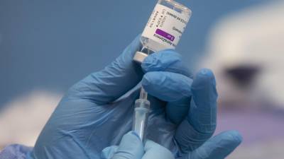 Una profesional sanitaria sostiene una jeringuilla con un vial de la vacuna contra la COVID-19 de AstraZeneca. MARÍA JOSÉ LÓPEZ/EUROPA PRESS
