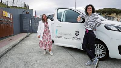 ayuda. La coordinadora técnica de la Fundación Érguete, Rosaura Romo (d), ayer en A Coruña. Foto: Cabalar 