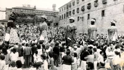 Gigantes en la plaza de la Quintana junto a una gran cantidad de público durante la celebración de las fiestas del Apóstol en el año 1986. Foto: ECG