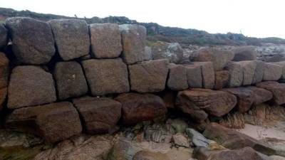 Imagen parcial del muelle fenicio de Aguiño, que consta de cuatro hileras de piedras. Foto: Barefar Ingeniería