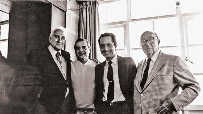 Severo Ochoa, premio Nobel de Medicina, izq., Enrique Suárez, el doctor Manuel Pombo y Luis Ochoa, en el recordado restaurante Alameda. Foto: cedida