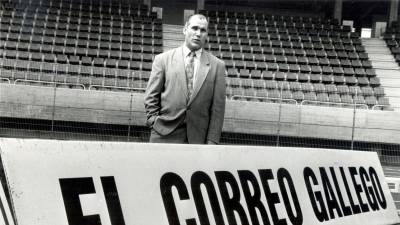 líder José María Caneda, en una fotografía antigua: ante una pancarta de EL CORREO GALLEGO en el estadio de San Lázaro. Foto: ECG 