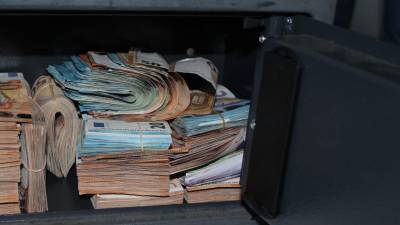 Los 60.000 euros que guardaba el detenido en Bertamiráns en una caja fuerte. Foto: GC