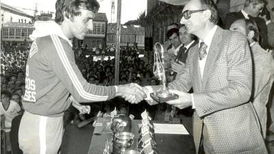 José Antonio Souto Paz, alcalde entre 1979 y 1981, felicitando a Delfín Moreira.