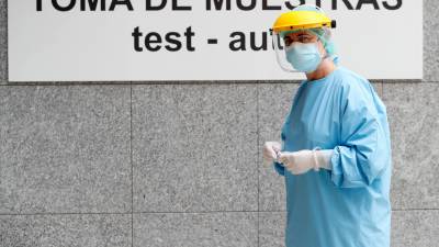 LUGO , 05/07/2020.- Miembros del personal sanitario del Hospital da Costa realizan PCR a los casos que estuvieron en contacto con algún positivo, en Burela, Lugo, ayer domingo. ELISEO TRIGO/EFE