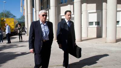 TRAYECTORIA. José Ramón Barral, izquierda, con su abogado en una visita al juzgado. Foto: Efe 