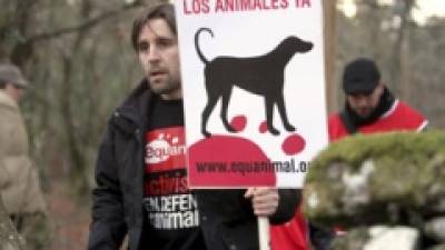 Unos 120 activistas sabotean el campeonato de España de caza de zorro