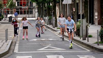 Niños disfrutando el fin de semana de la peatonalización de varias calles del centro de Compostela. Foto: F. Blanco