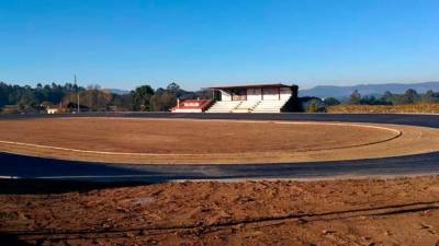 Antigo campo de fútbol de Vedra coa bancada ó fondo a a pista de rodadura. Foto: D.C.