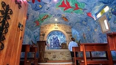La capilla de Foloña luce ya la obra de Dimas, que tardó un año en decorarla