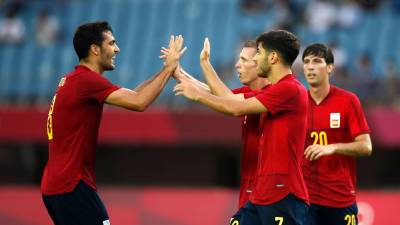 PENÚLTIMO PASO Mikel Merino, Dani Olmo y Asensio celebran juntos un gol de España en los Juegos de Tokio. Foto: RFEF
