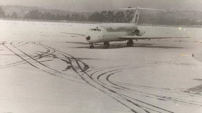 15 ENERO de 1987. Un avión estacionado en la pista de aterrizaje del aeropuerto de Lavacolla, totalmente cubierta de blanco. El día anterior, la mínima fue de -4º2. Foto: ECG