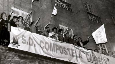 1991. Celebración del ascenso de la S.D. Compostela a segunda división. Balcón del Pazo de Raxoi en Santiago de Compostela. (Fuente, El Correo Gallego).