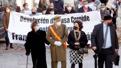 Fernando Morán e Isabel Risco interpretaron a Franco y su esposa en la marcha. Foto: Cabalar
