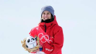 Queralt Castellet sonríe durante la ceremonia tras la final de ‘Halfpipe’ de los Juegos de Pekín