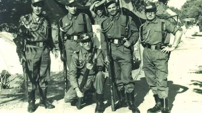 Luis Rial, primero a la derecha, con otros compañeros de mili, en 1962. Foto: Archivo Luis Rial