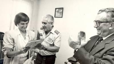 Acto de confraternidad del Grupo 43 de las Fuerzas Armadas con EL CORREO GALLEGO (27-09-1989). Teniente coronel, Rafael Fernández Vázquez, en el centro, y el presidente del Consejo, Antonio Castro.