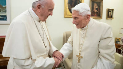 Benedicto XVI pide retirar su firma del polémico libro que hace una defensa del celibato