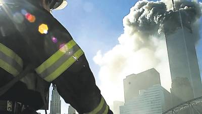 Los bomberos caminan hacia una de las torres antes del colapso tras el impacto de un avión el 11-S. Foto: J. Jiménez
