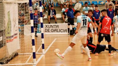 EN EL PARTIDO DE IDA, el Santiago Futsal venció (3-2) en Santa Isabel. Foto: F. Blanco