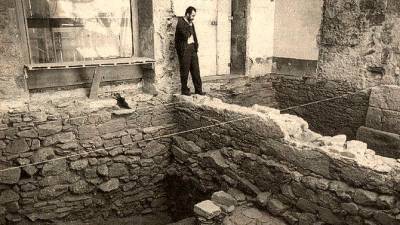 Descubrimiento en 1994 de los restos de la muralla medieval en la rúa da Senra. Foto: Lavandeira / Efe