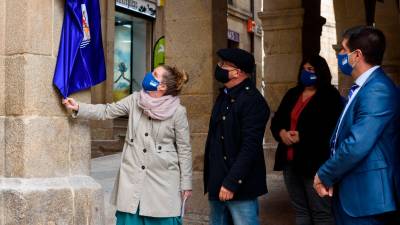 HOMENAXE. Elena Cuerda descubre a placa que lembra a memoria do cineasta na esquina da Praza Maior de Ourense