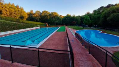 As piscinas de Frades locen unha nova cara tras unha reforma integral valorada en 98.000 €. Foto: C. Frades