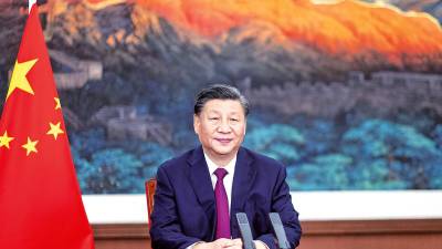 Oposición. El presidente de China, Xi Jinping, ante dos micrófonos y junto a la bandera de su país. Foto: Xueren