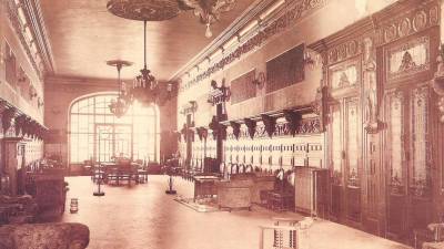 Imagen del salón principal, casi igual a como está ahora, del Casino de Santiago, en la Rúa do Vilar, fechada en el año 1923.