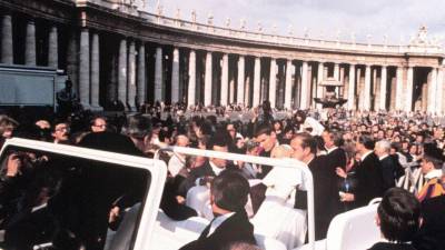 1981. El Papa Juan Pablo II cae en los brazos de un ayudante tras ser tiroteado por Mehmet Ali Ağca en plena plaza de San Pedro. (Autor, Capodanno. Fuente, EFE)