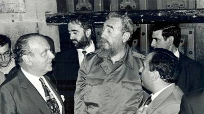 El doctor Carro mostró el casco histórico en 2000 a Fernando de la Rúa, entonces presidente de Argentina, en presencia del alcalde Bugallo