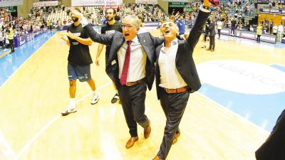 Moncho Fernández con Fran Grela (delegado) a su derecha, celebrando en Sar el éxito del Obradoiro de seguir otro año en la ACB. Foto: A. Hernández