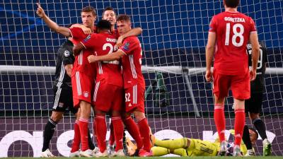 Los jugadores del Bayern abrazan a Gnabry tras el segundo gol muniqués. Foto: EFE