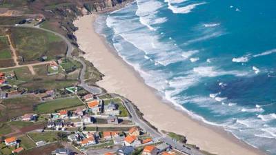 A contorna da praia de Razo acollerá a proxección de ‘A illa das mentiras’ o 15 de xullo. Foto: Turismo de Galicia