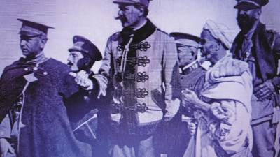 El general Fernández Silvestre, junto a oficiales y jefes rifeños, en una foto tomada en Melilla meses antes del Desastre de Annual.