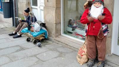 Una persona desfavorecida pidiendo limosna en una calle de una ciudad gallega Foto: ECG