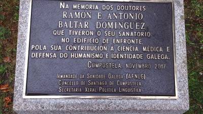 Placa en memoria de Ramón y Antonio Baltar Domínguez. Fotos: F. Ponte