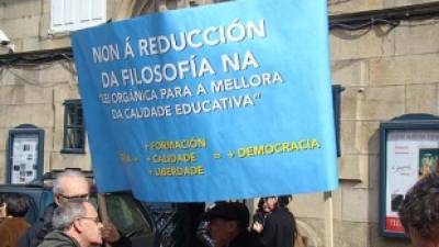 Acto de protesta en Santiago polos 'recortes' na materia de Filosofía no ensino secundario