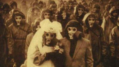 En esta foto vemos una boda celebrada a principios del siglo XX en una de las islas Izu, al sur de Japón. Debido a las erupciones volcánicas el ambiente en ellas está contaminado por azufre. (Fuente, viralismo.com)