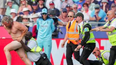 Un miembro del personal de seguridad intenta detener a un invasor en un partido de la Copa Mundial de Críquet del ICC en Emirates Riverside, Chester-Le-Street, Gran Bretaña. Autor, Lee Smith. (Fuente, www.businessinsider.es)