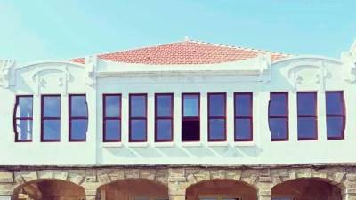 Así luce en la fachada marítima de Muros el mítico edificio, que se destinará a actividades culturales, tras la primera fase de remodelación. Foto: C. M. 