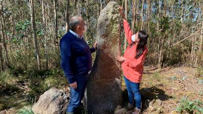 Jose Manuel López e Patricia Bello comprobando o estado do menhir de Erboedo. Foto: Concello da Laracha