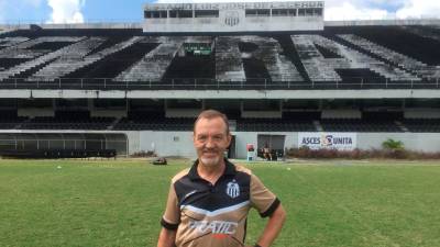 ILUSIONADO Chus Baleato, en el viejo estadio del Central Sport Club Caruaru brasileño. Foto: S. E. 